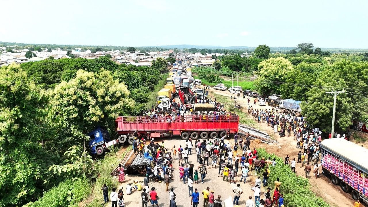 Brake failure on Kintampo–Tamale highway leaves drivers stranded at Sronoase; recovery efforts underway