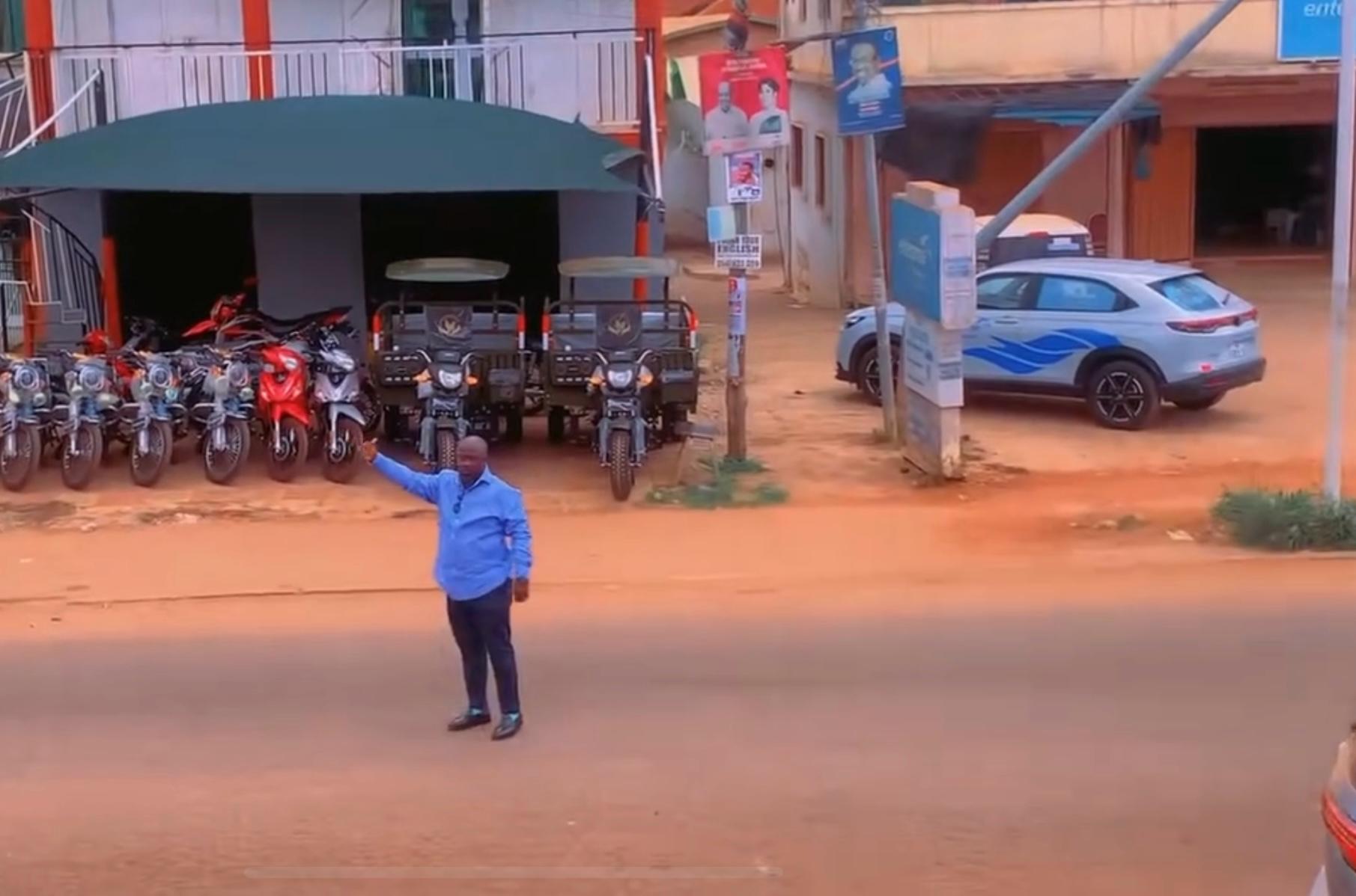 KMA Boss directs traffic in Kumasi to prevent collisions
