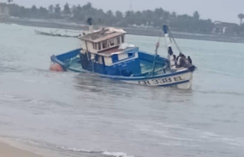 Inshore fishing vessel hits rock at Elmina; all 23 crew members safe
