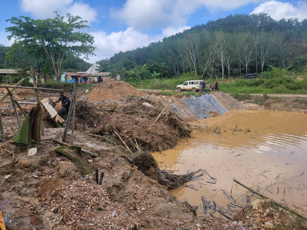 Bayerigya: Blue Water Guards halt galamsey activities at roadside